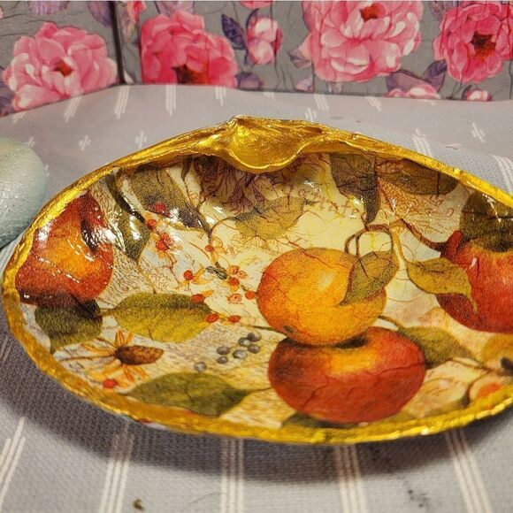 DECOUPAGE CLAM SHELL DECOUPAGE APPLES ON A CLAM SHELL TRINKET DISH - Picture 6 of 11